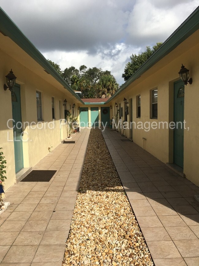 Building Photo - 835 Tequesta St