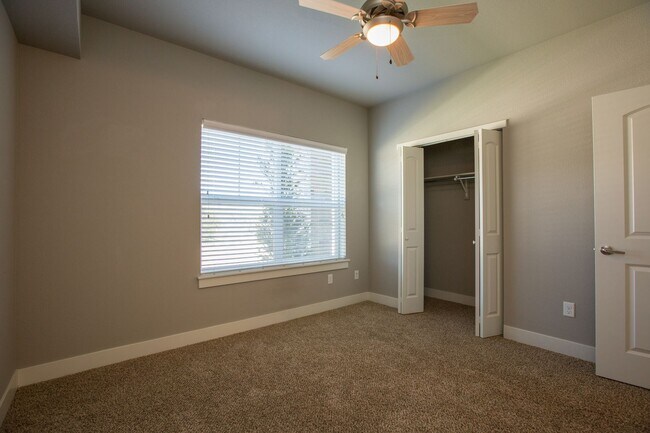 Foto del edificio - 5233 Boardwalk Dr