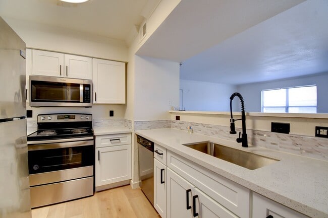 Building Photo - Upgraded 2-bedroom, 2-bath Must See!!