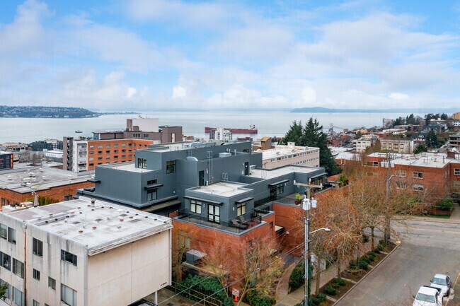 Building Photo - 916 Queen Anne Ave N