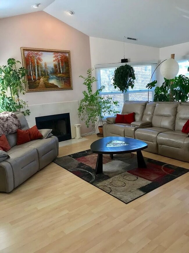 Building Photo - 2545 Live Oak Ln