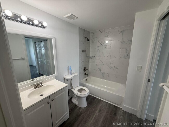 Building Photo - 215 SW 42nd Ave
