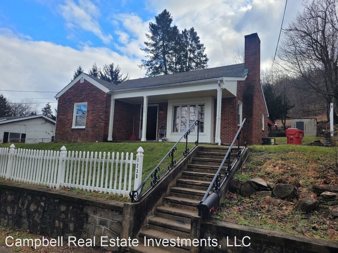 Primary Photo - 4 br, 1.5 bath House - 1230 E .5th St.