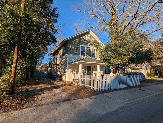 Foto del edificio - 3121 Rosewood Dr