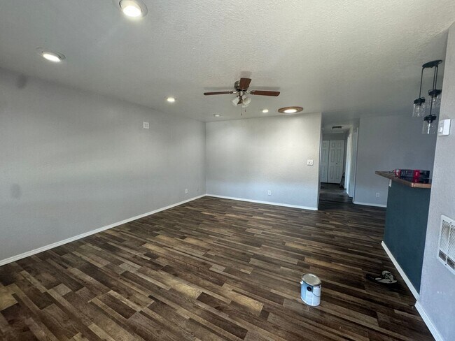 Foto del edificio - Solar power 3 bedroom 1 bath home with sho...