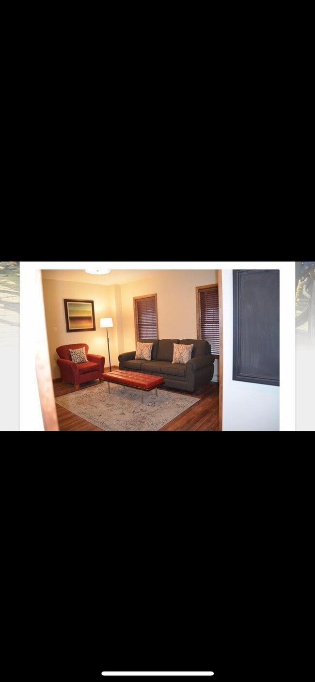 Building Photo - 35 Miller St