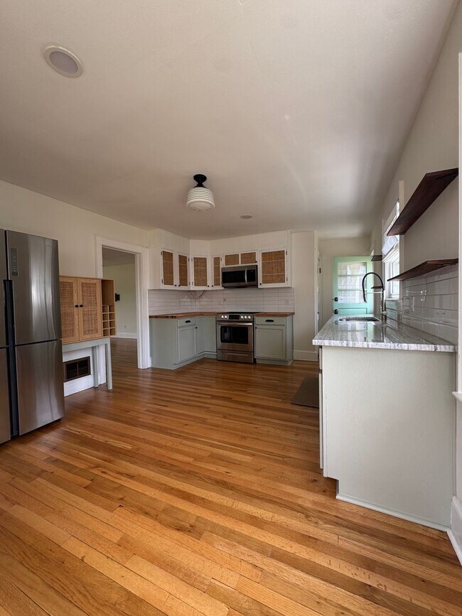 Foto del edificio - Unique and pristine home for rent in Cave Spring! 2BR 1.5 Bath