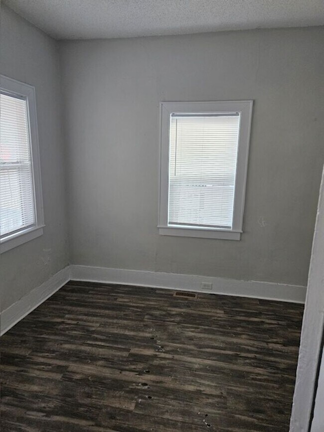 Building Photo - 3 BR 1 BA Single