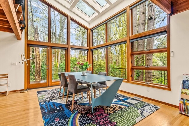 Foto del edificio - Beautiful 3BR 2.5BA Home Backing to Ravenna Park | 2,970 Sq Ft