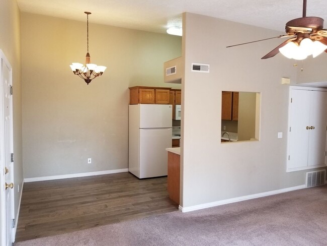 Building Photo - 3 Bed, 2 Bath in Orem - with pool access!