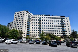 Building Photo - 10201 Grosvenor Pl
