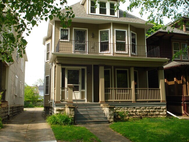 Building Photo - 118 Russell St