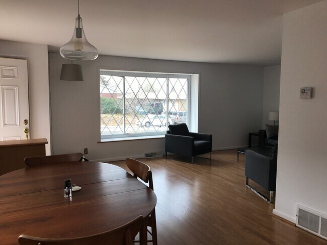 Foto del edificio - Charming Brick Ranch in the Heart of Broom...