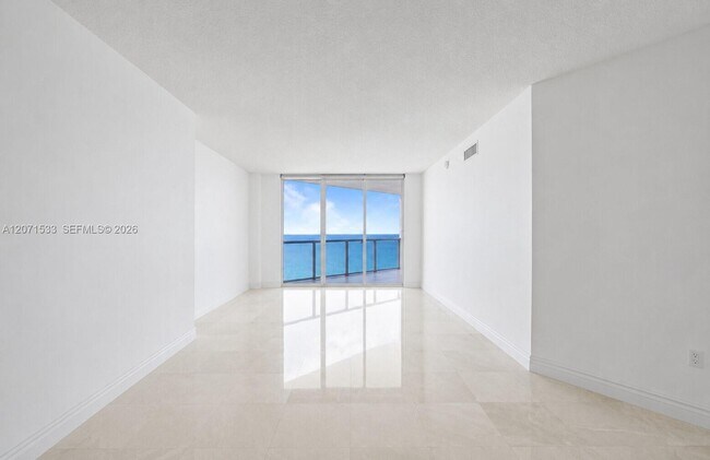 Foto del edificio - 16699 Collins Ave