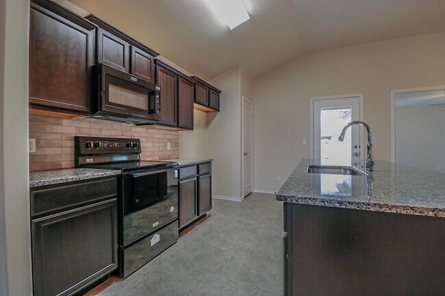 Foto del edificio - 7418 104th St