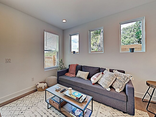 Building Photo - 2 br, 2.5 bath Condo - 5314 Downs Dr A A