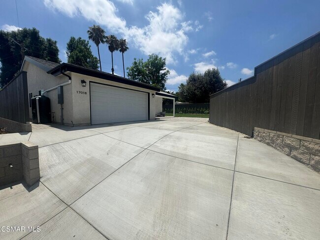 Foto del edificio - 17018 Midwood Dr