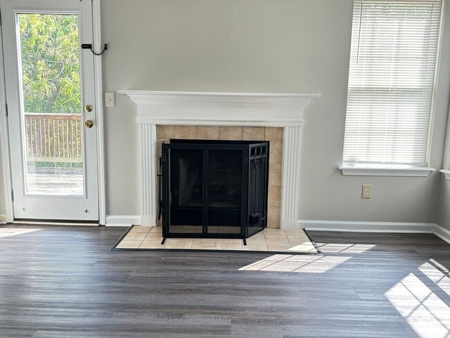 Building Photo - Beautiful 3 BR, 2.5 Bath House in Georgetown! Open Layout, Fenced Backyard, Attached Garage