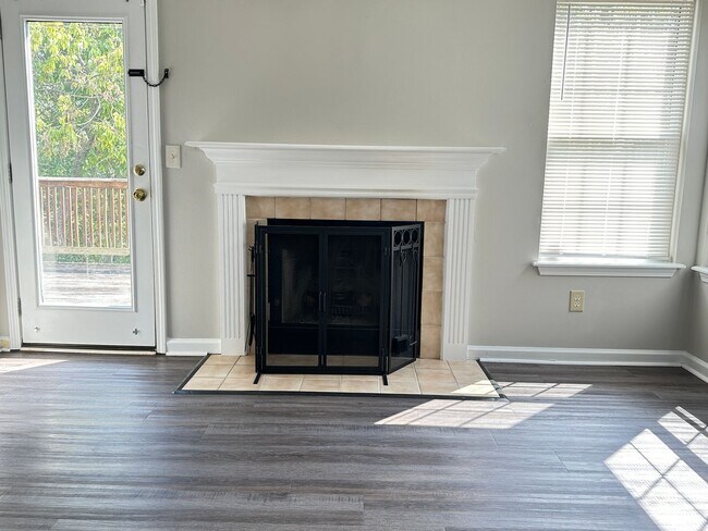 Foto del edificio - *YULETIDE SPECIAL-1/2 OFF 1st FULL MONTH!* Beautiful 3 BR, 2.5 Bath House!