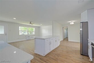 Building Photo - 372 Park Ln Dr