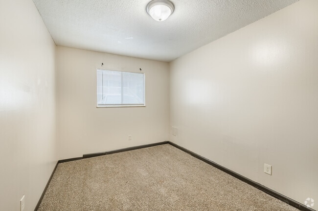 1BR, 1BA - 420SF - Bedroom - Biscayne Apartments
