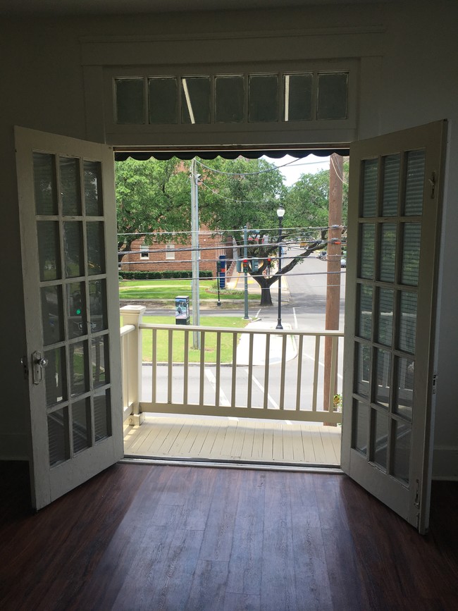 Building Photo - 2735 Napoleon Ave