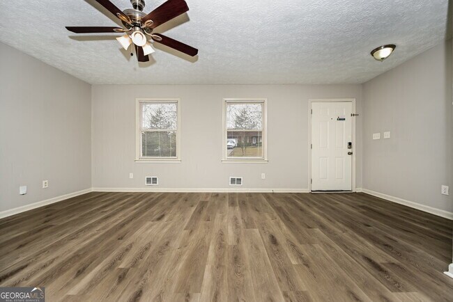 Foto del edificio - 6183 Fieldcrest Dr