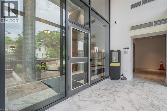 Building Photo - 15 Wellington St S