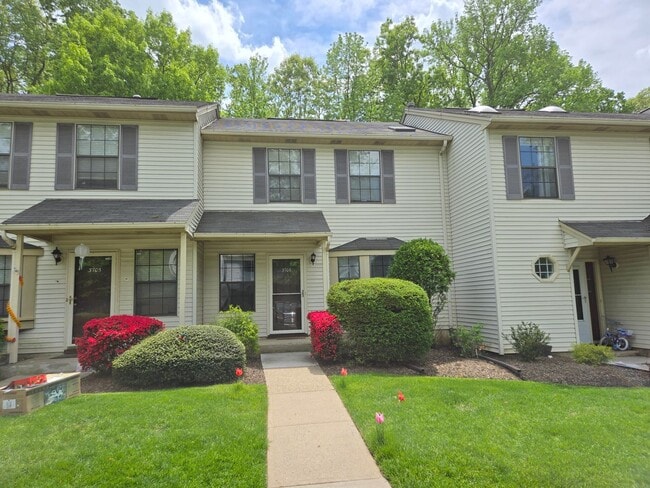 Building Photo - Rare opportunity in North Edison! Spacious 2-bed and 1.5-bathroom townhouse!