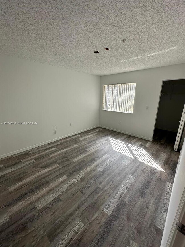 Foto del edificio - 2123 Renaissance Blvd