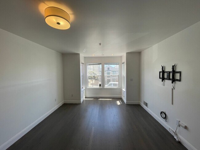 Foto del edificio - Outer Sunset 2BR Condo Across from Golden Gate Park | Bright Living, In Unit Laundry, & Parking S...