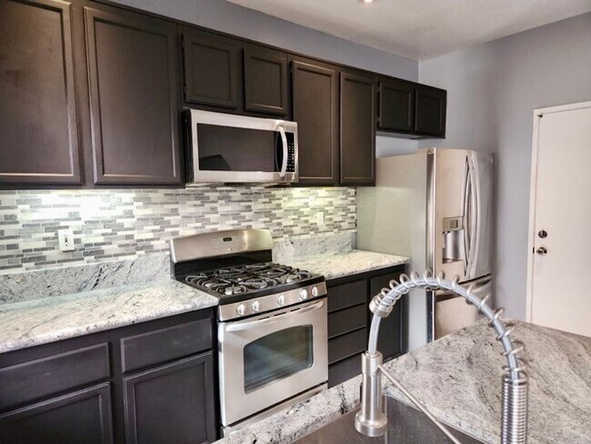 Foto del edificio - Remodeled 3 bedroom townhome in Simi Valley
