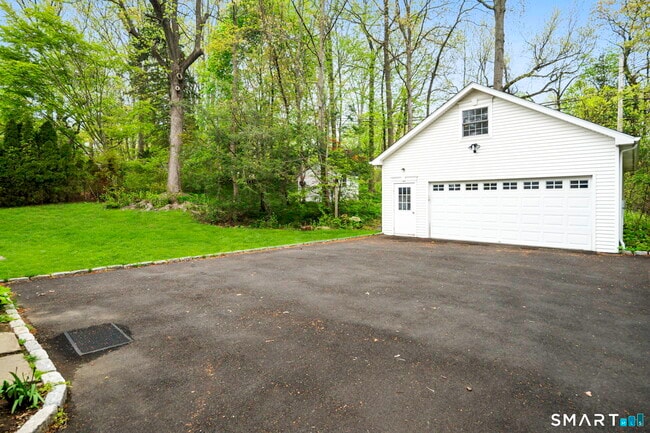 Building Photo - 33 Circle Dr