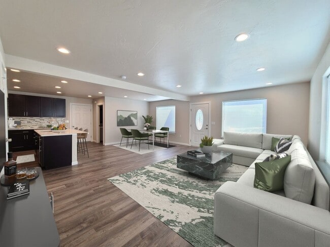 Building Photo - $2,300- 3 Bed / 2 Bath Beautiful Newer Bui...
