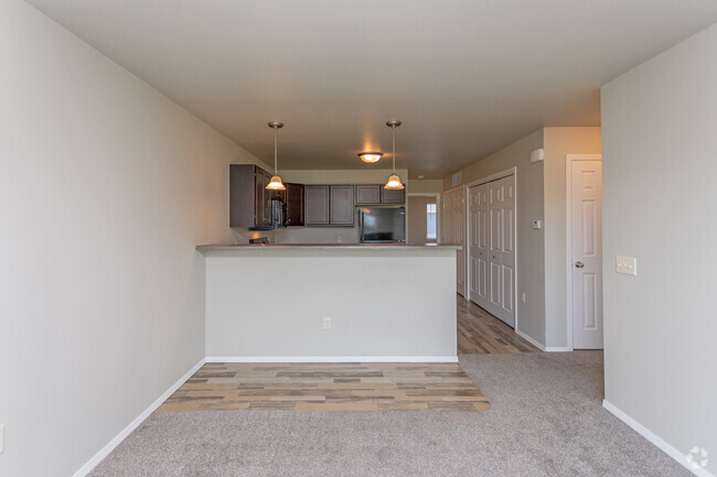 2BR, 2BA - 913 SF - Edgewood Apartments