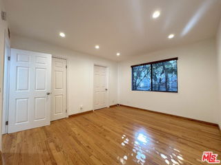 Foto del edificio - 805 N W Knoll Dr