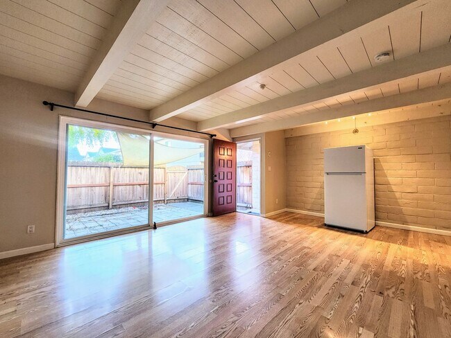 Building Photo - 2 Bedroom Townhome with Pool