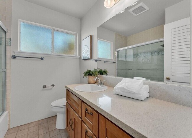 Foto del edificio - Sun-Filled Single-Story Home with Private Yard in Prime Walnut Creek Location