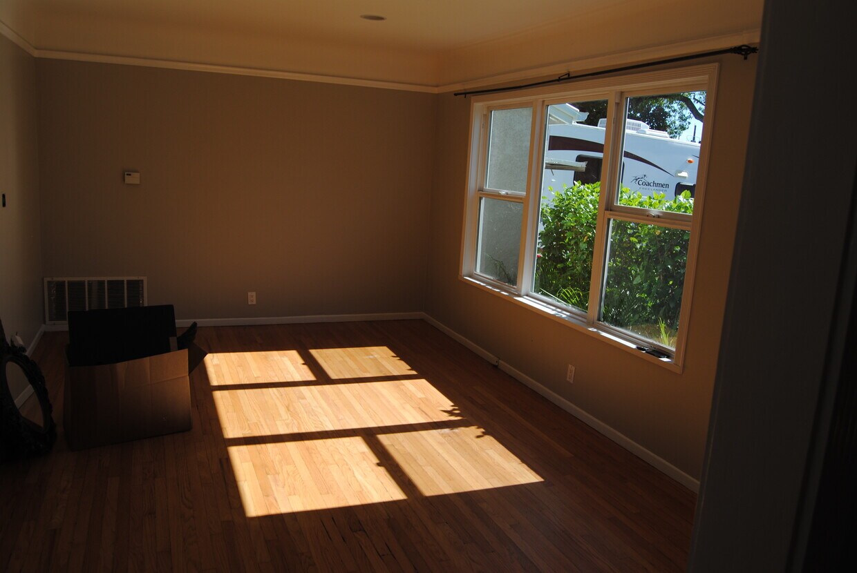 Living Room - 748 N Doan Dr