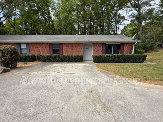 Building Photo - 1035 Eastview Rd NE