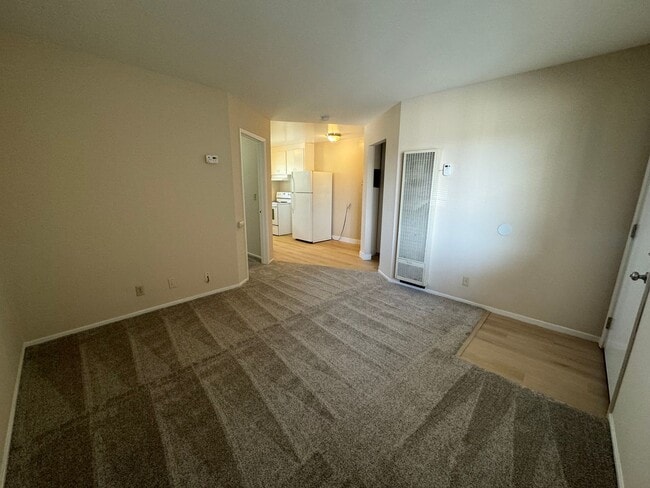 Building Photo - Upstairs 1 bedroom 1 bath apartment w/ ass...