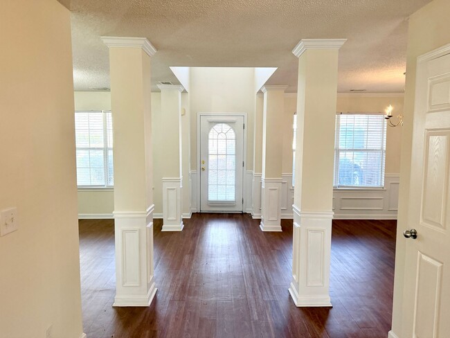 Building Photo - Welcome to this stunning 4-bedroom, 3-bathroom home located in the desirable Hampton, GA.