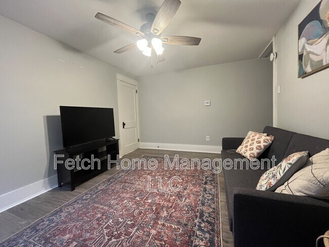 Foto del edificio - 834 W Main St