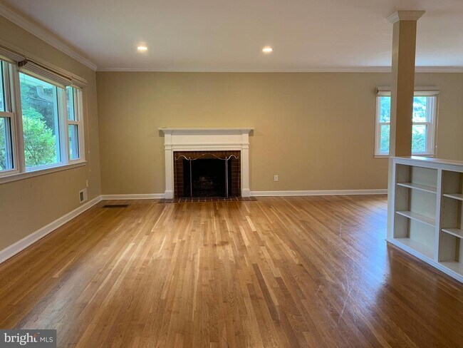 Foto del edificio - 1334 Mayflower Dr