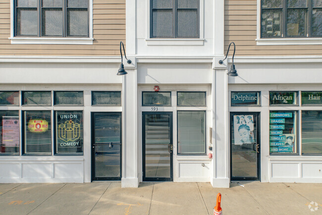 Entrada al edificio - 593 Somerville Ave