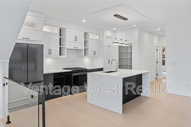 Building Photo - 3774 Astoria Dr
