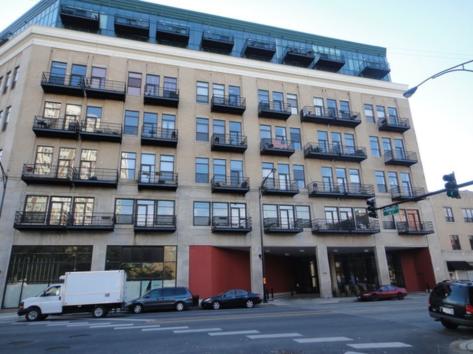 Foto principal - 1645 W Ogden Ave