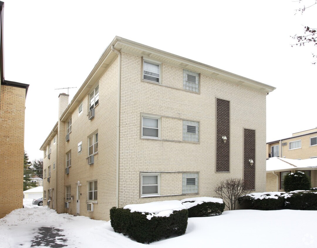 14651469 Ashland Ave, Des Plaines, IL 60016 Apartments in Des