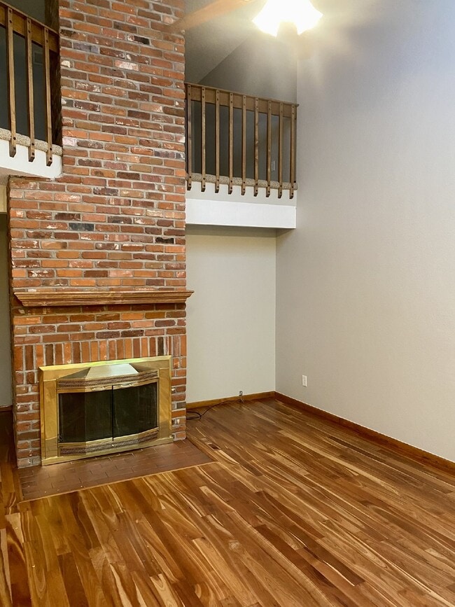 Building Photo - Don't Miss out on this 2 Bed +Loft Townhom...