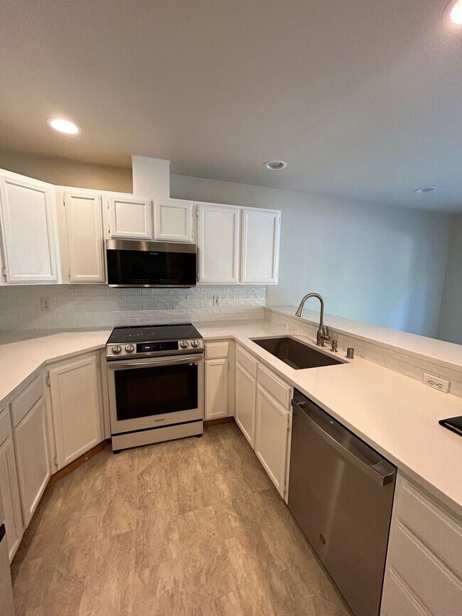 Building Photo - Newly Renovated 3 bedroom 2.5 bath home in...